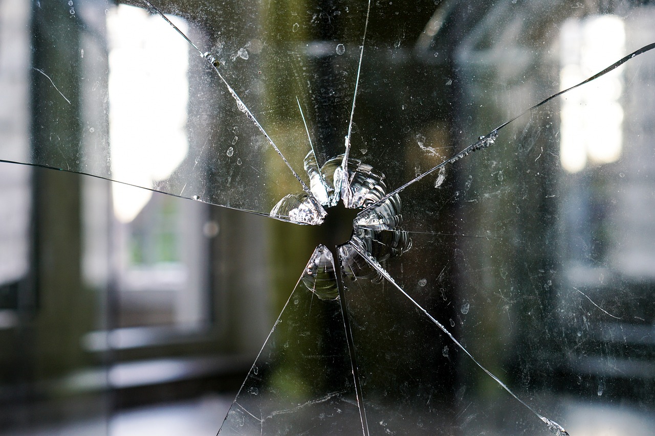 Une vitre cassé avant réparation